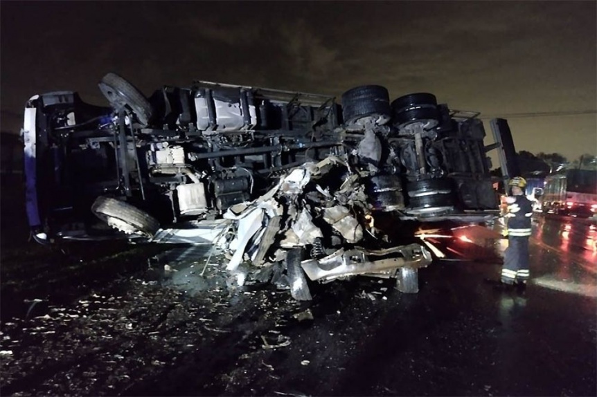 Brutal Accidente En La Plata Cami N Volc Aplast A Una Camioneta Y