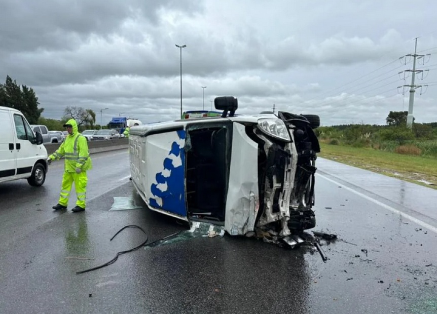 Fuerte choque en la Autopista a la altura de Bernal entre un camión y