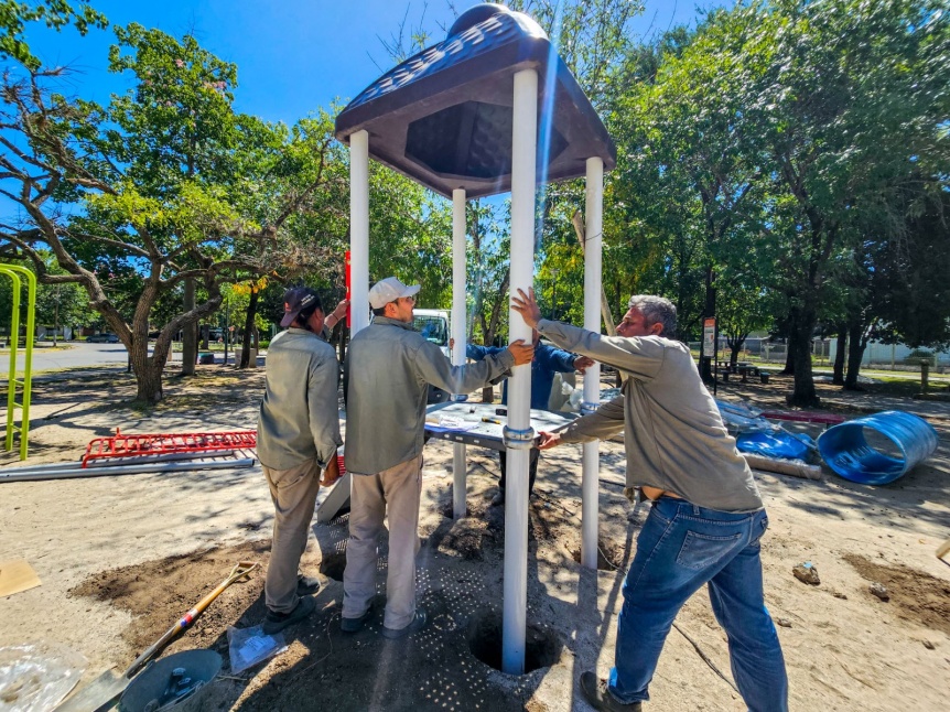 Avanza la renovación de juegos infantiles en las plazas de Berazategui