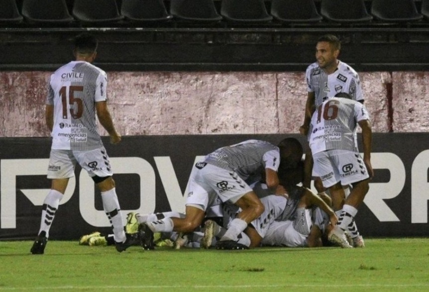 Platense derrot por penales a Estudiantes (RC) y ascendi a Primera Divisin