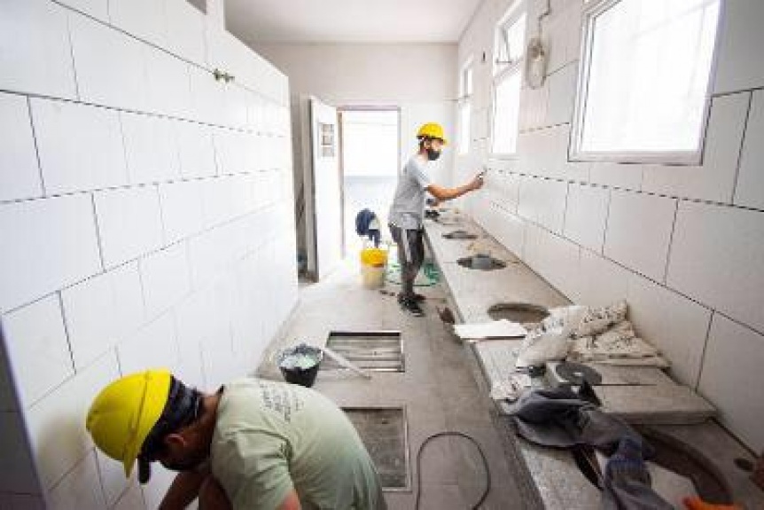 Avanzan las obras de infraestructura en 72 escuelas de Almirante Brown