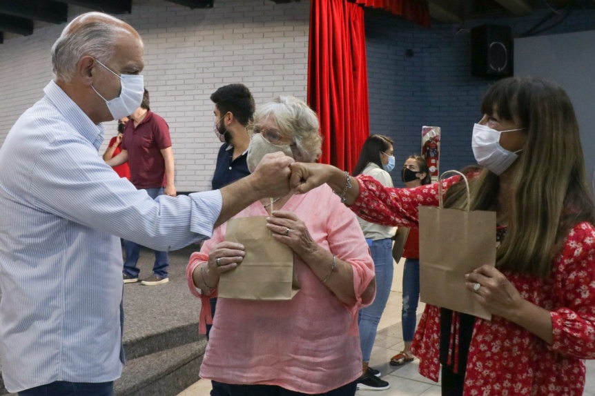 Grindetti homenaje a mujeres de Lans en su da