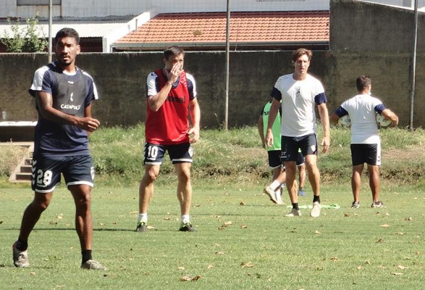 Con el debut de cinco refuerzos, El Cervecero visita a Deportivo Riestra