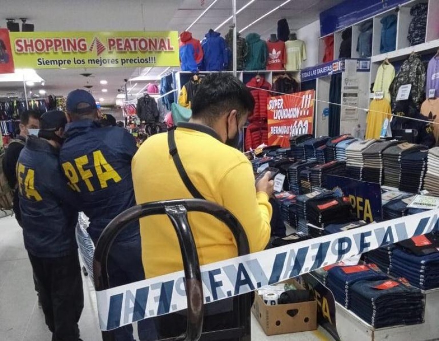 Policía Federal desarticuló una red de comercialización ilegal de ropa  apócrifa