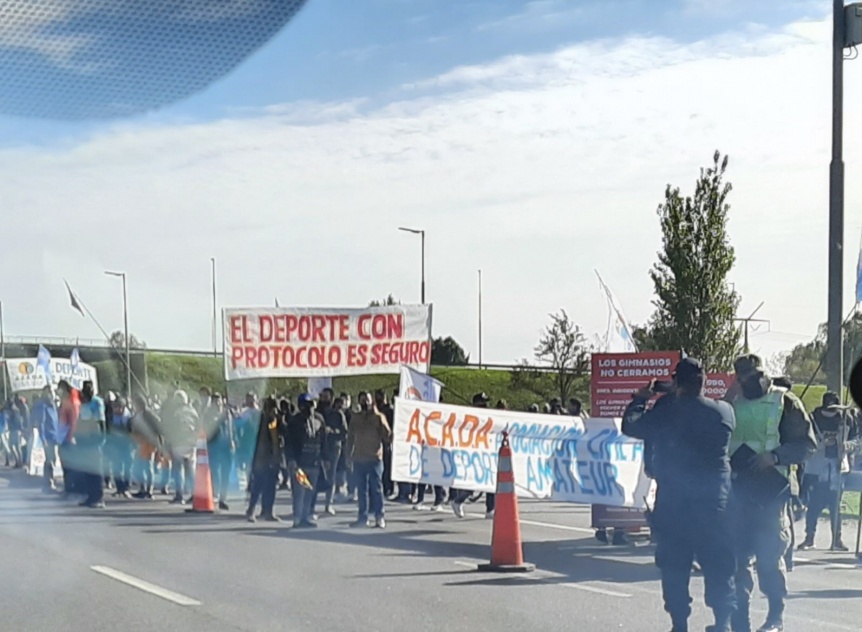 Corte parcial en Autopista Bs.As- La Plata: protestan por el cierre de comercios