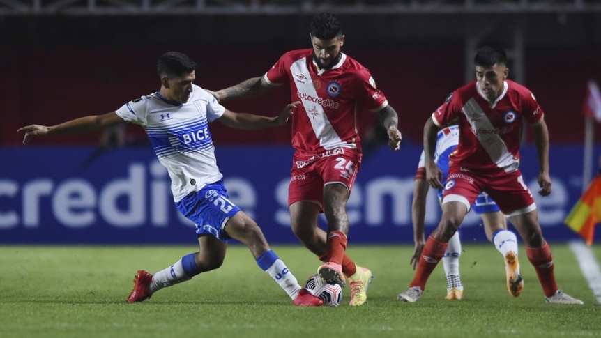 Argentinos perdi ante la Catlica de Chile pero contina primero