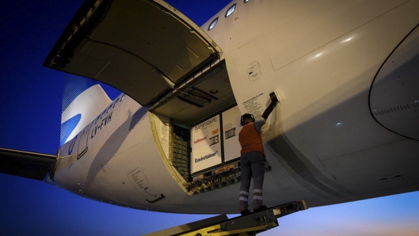 Parti un nuevo vuelo a China y maana sale otro a Rusia a buscar ms vacunas