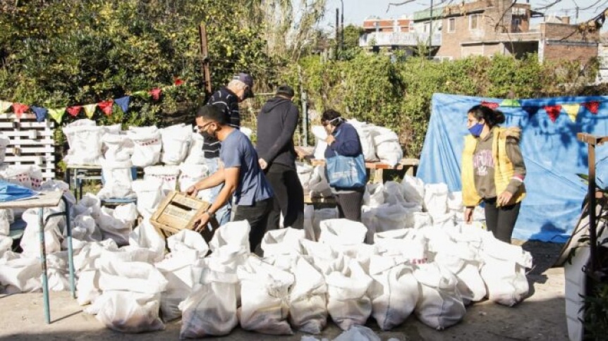 Bolsones de frutas y verduras a precios populares en la Biblioteca Monte Chingolo