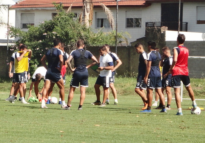 Trabajos tcticos con equipos mezclados a la espera del partido del domingo