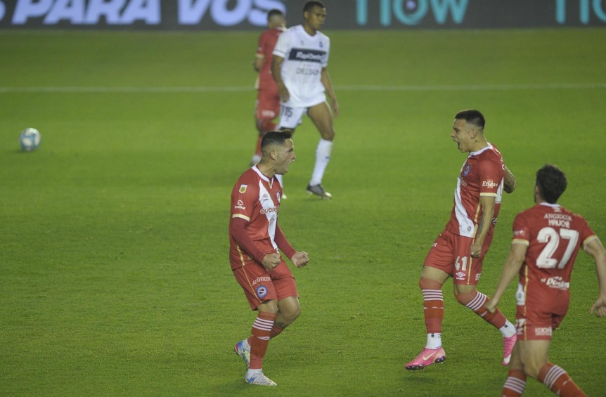 Argentinos se lo dio vuelta a Gimnasia y pas a cuartos de final