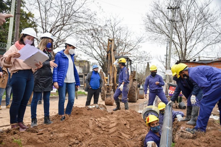 Mayra Mendoza y Malena Galmarini recorrieron la obra de agua en el barrio Azul