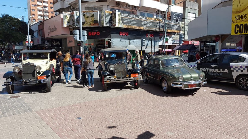 Tarde de exposicin de autos antiguos en la Peatonal Rivadavia