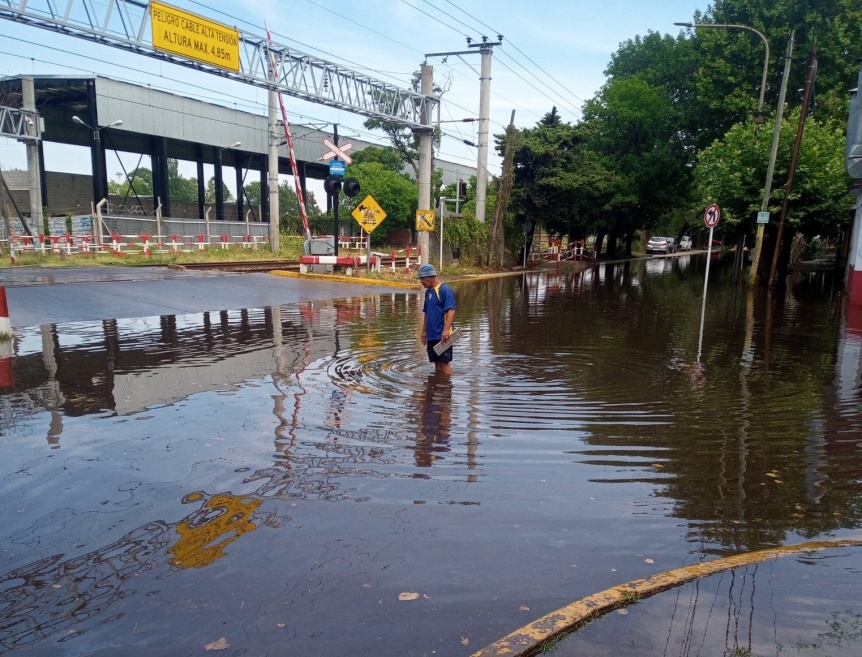 Tras la lluvia torrencial, qued inundada la barrera de Triunvirato