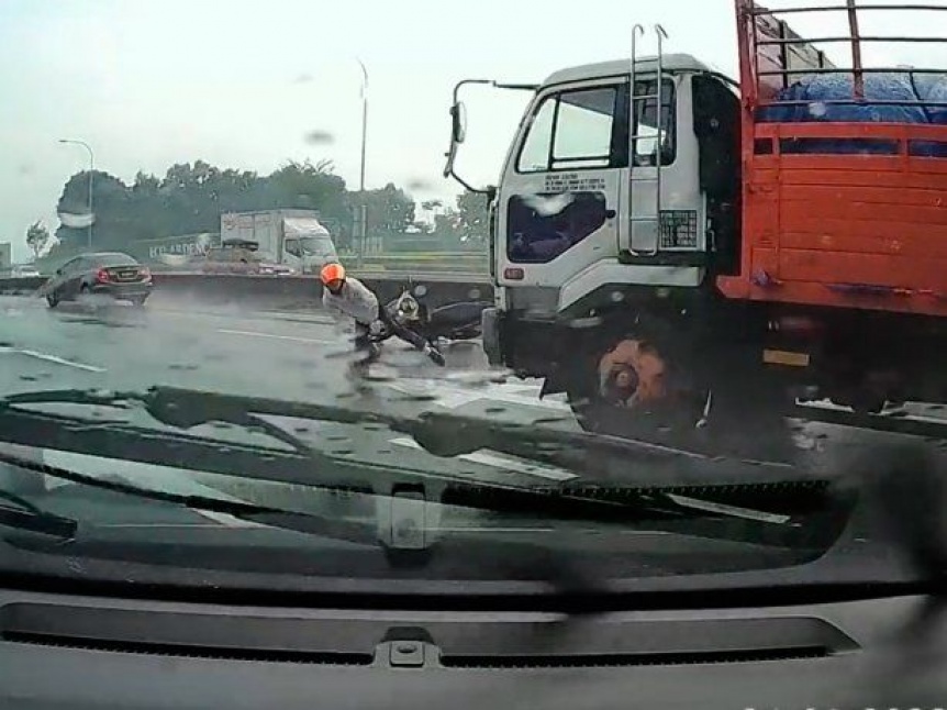 As se salv un motociclista luego de caer en medio de un diluvio