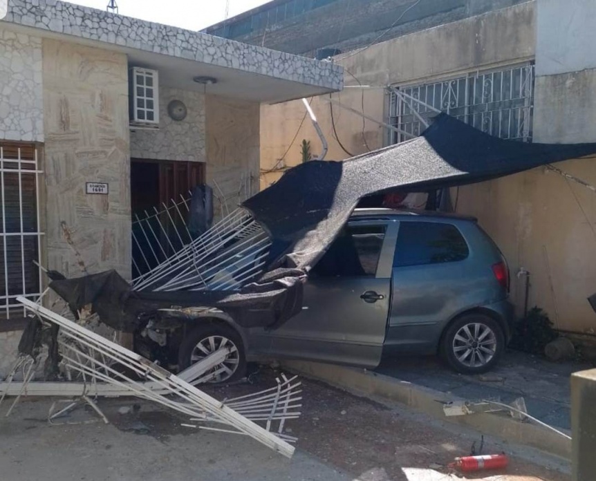 Auto se incrust en el frente de una casa en Quilmes Oeste