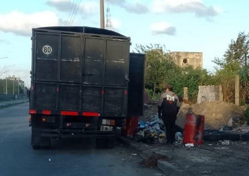 Fotografiaron a delincuentes medioambientales que hicieron un vuelco contaminante en Bernal