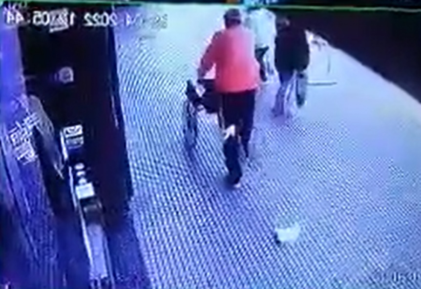 Se le cay una bolsa con plata en la calle y un joven se la devolvi