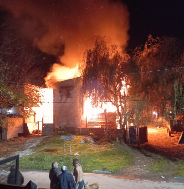 Un importante incendio destruy cuatro casas de madera en la Ribera