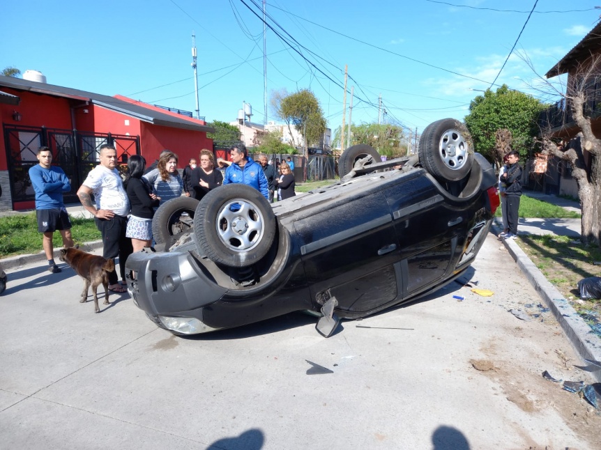 Violento choque y vuelco en Quilmes Oeste: Una mujer herida