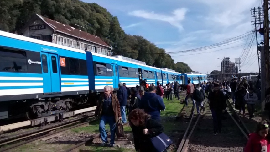 Tren Sarmiento reanud su servicio tras el descalce de un tren de carga