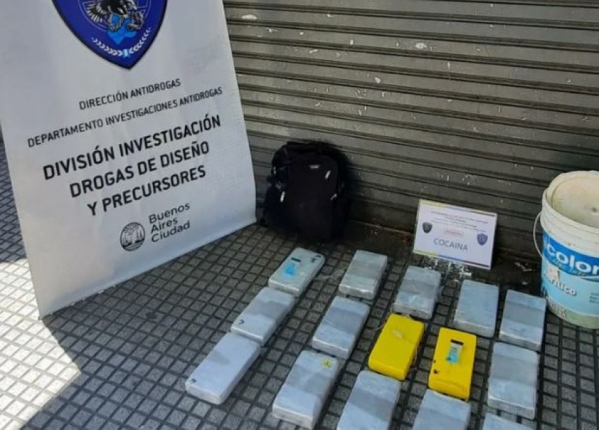 Rajemos: Dos policas de Lomas fueron sorprendidos con 15 kilos de cocana e intentaron escapar