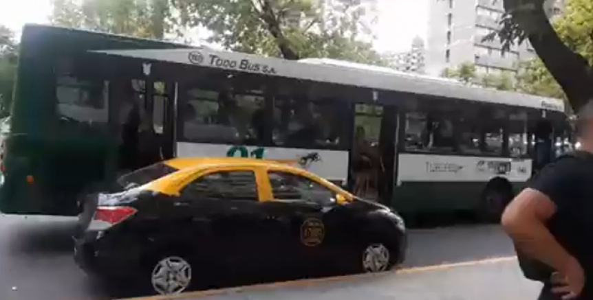 Un colectivero par para que los pasajeros bajen a ver los penales de Argentina-Pases Bajos