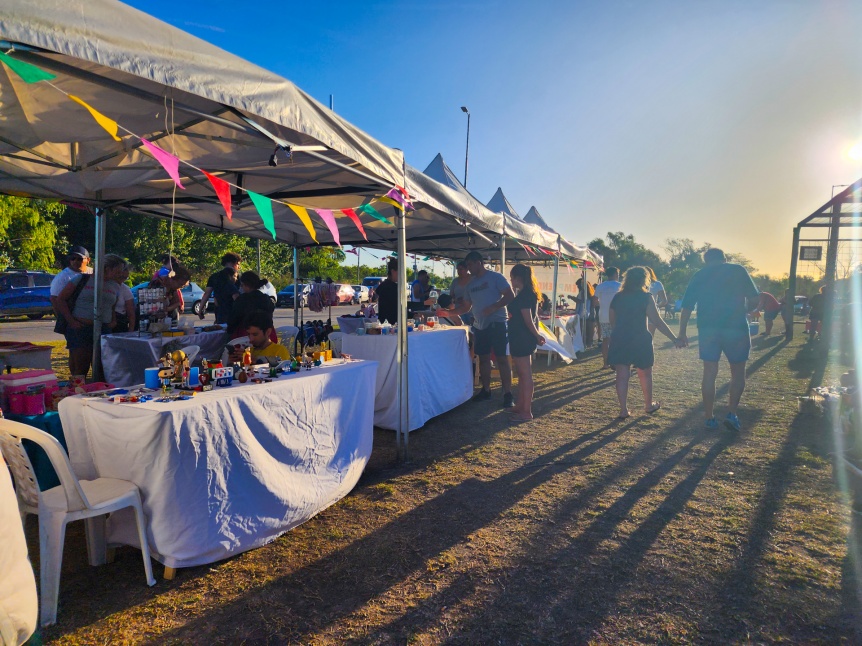 La costa de Hudson con Food Trucks y Feria Emprender