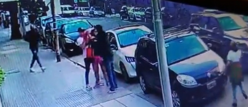 VIDEO | El desesperado rescate de una mam en un robo que casi termina con el secuestro de su hijo