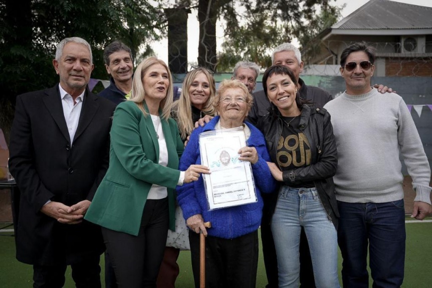 Mayra Mendoza, Magario y Alak entregaron 226 escrituras sociales a vecinos de Quilmes