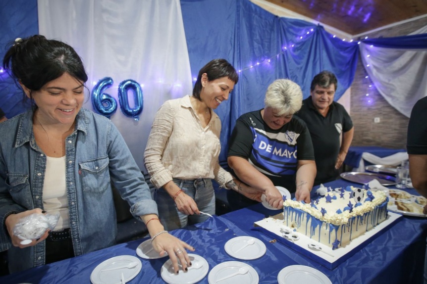 Mendoza en la Sociedad de Fomento 1 de Mayo anunci construccin de una cancha de parquet