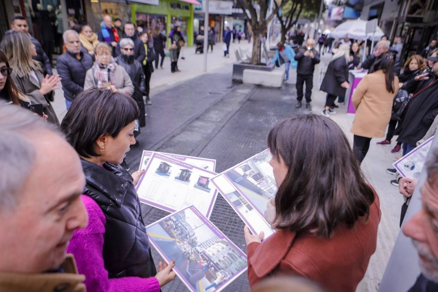 Mayra Mendoza recorri el primer tramo de la obra de renovacin de la peatonal Rivadavia