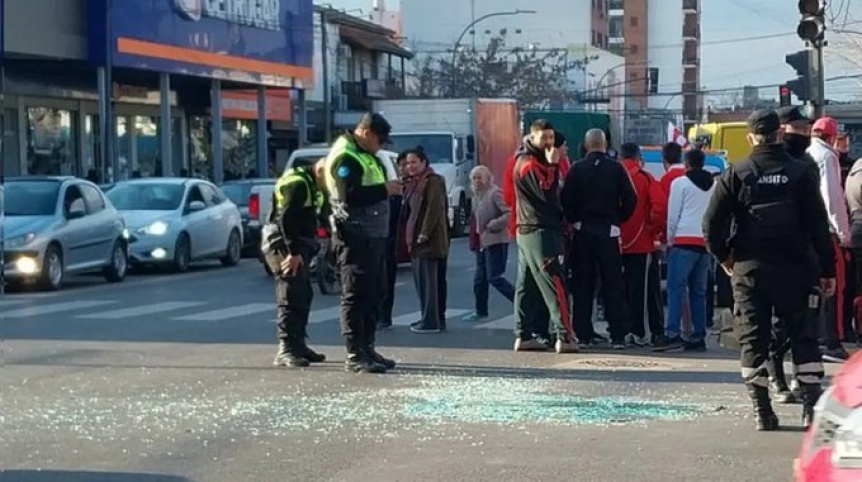 Dos hinchas de River cayeron de un micro en movimiento cuando iban a la cancha