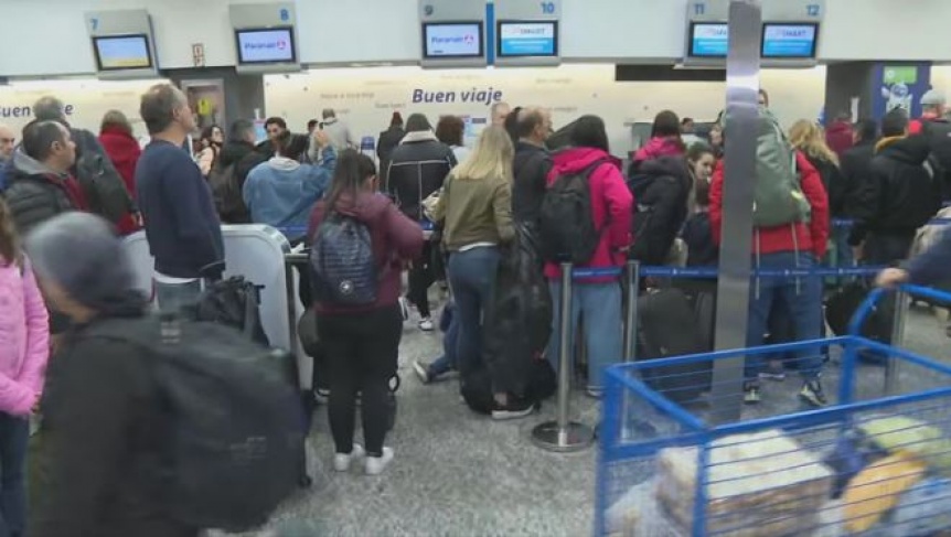 Aeroparque, Ezeiza y Crdoba: Grandes demoras y cancelaciones por una protesta de maleteros