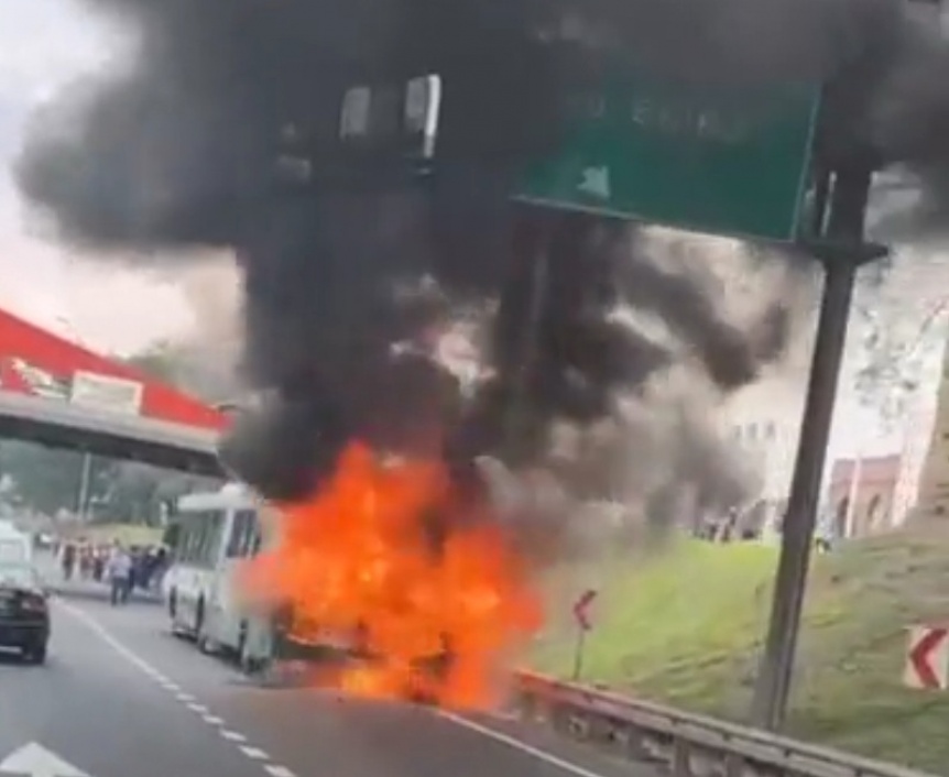 Feroz incendio de un colectivo en la General Paz gener embotellamientos