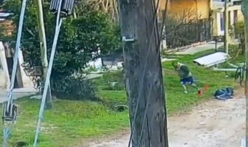 VIDEO | Fue filmado sacando un cadver a la calle y qued preso por homicidio