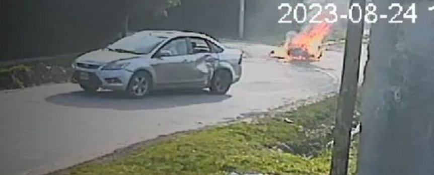 Choc contra un auto, vol por los aires y se le prendi fuego la moto