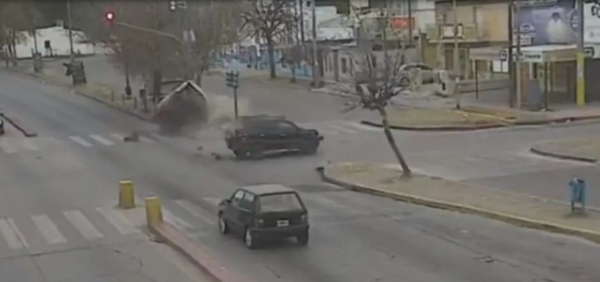 VIDEO | Violento choque al cruzar un semforo en rojo