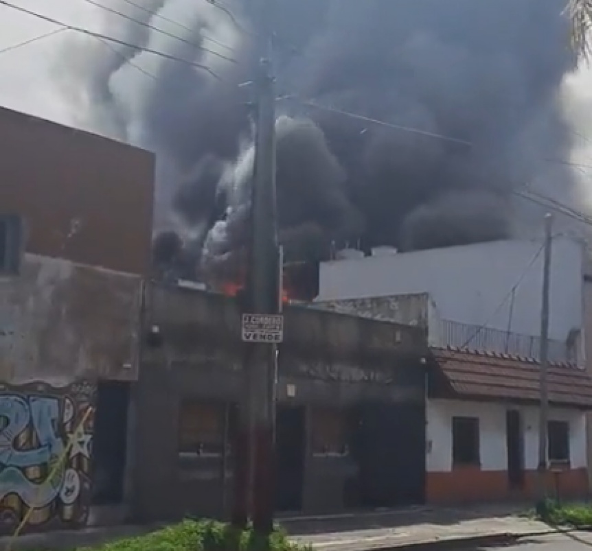 VIDEO │Importante incendio en una papelera de Lans