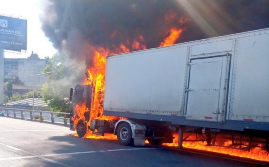 Se incendi un camin en la Autopista Riccheri