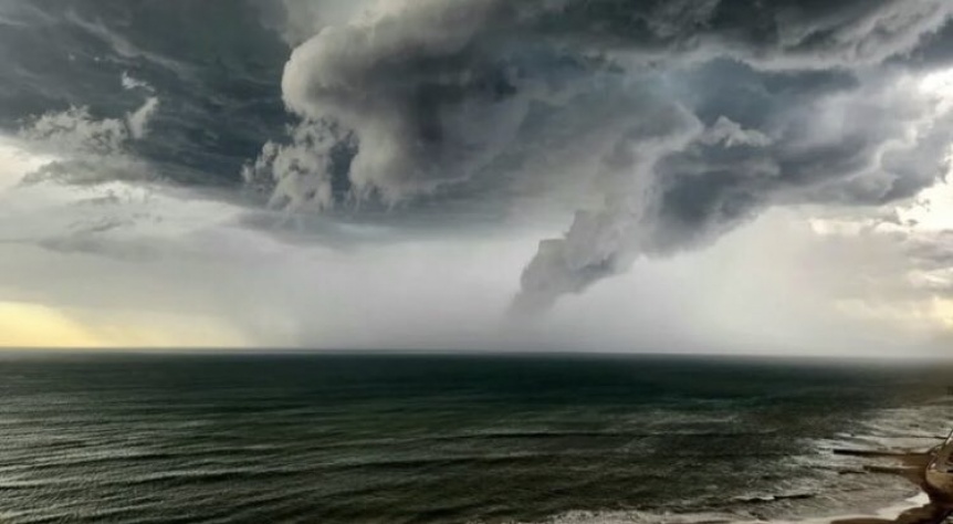 Una fuerte tormenta vol el techo de la terminal y derrib rboles en Miramar