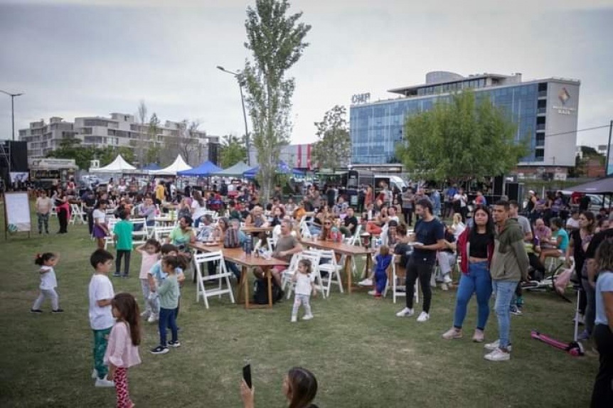 Mayra Mendoza junto a miles de vecinos en una nueva edicin del Festival de la Cerveza