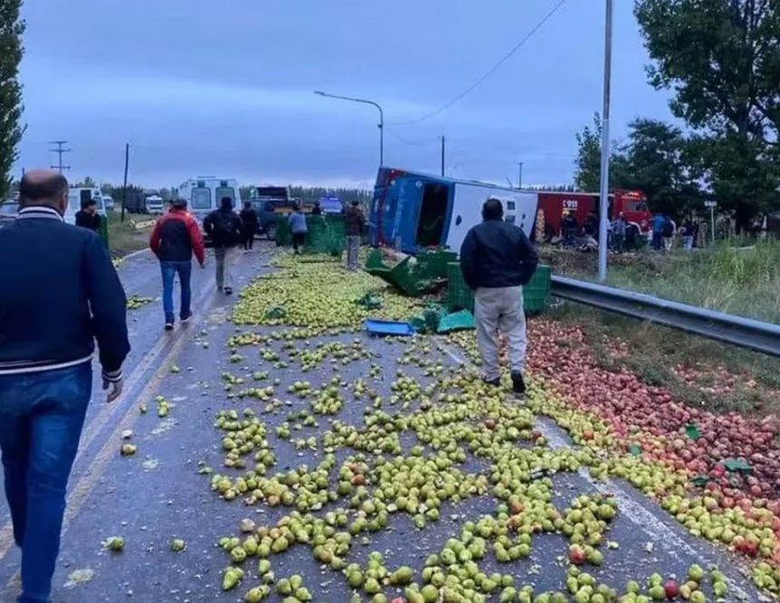 Tres muertos y 20 heridos tras un violento choque entre un camin y un colectivo en Mendoza