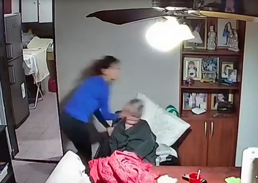 VIDEO | Pescaron a una cuidadora maltratando a una mujer con Alzheimer