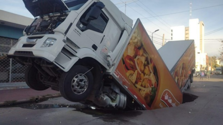 VIDEO | Crdoba: Un pozo prcticamente se trag un camin con acoplado