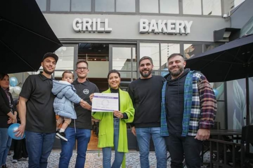 Mayra Mendoza en la inauguracin de un local gastronmico en Quilmes Oeste