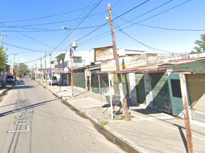 Apareci un joven asesinado de un tiro en la cabeza junto a un vehculo que se incrust en un comercio