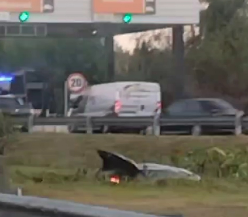 VIDEO | Un auto termin dentro de una zanja en el peaje de Bernal