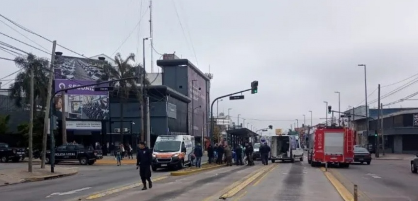 Quilmes: Un hombre fue atropellado por un colectivo en el Metrobs de la Av. Calchaqu