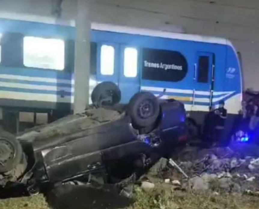 Tragedia en las vas: Lo arroll el tren con su auto y muri en el lugar