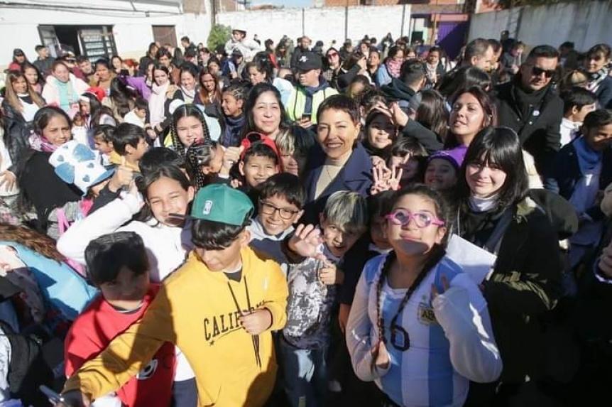 Mayra Mendoza particip del festejo patrio que realiz la Escuela Primaria N 62